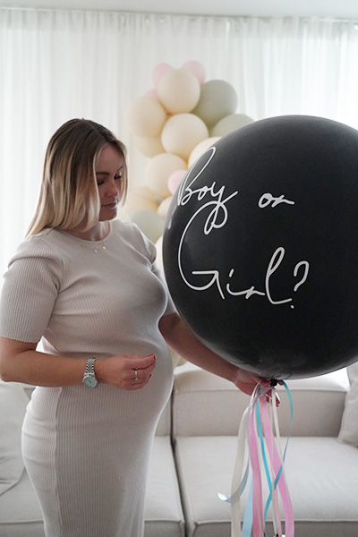 Gender Reveal Ballon schwarz gefüllt mit rosa Konfetti